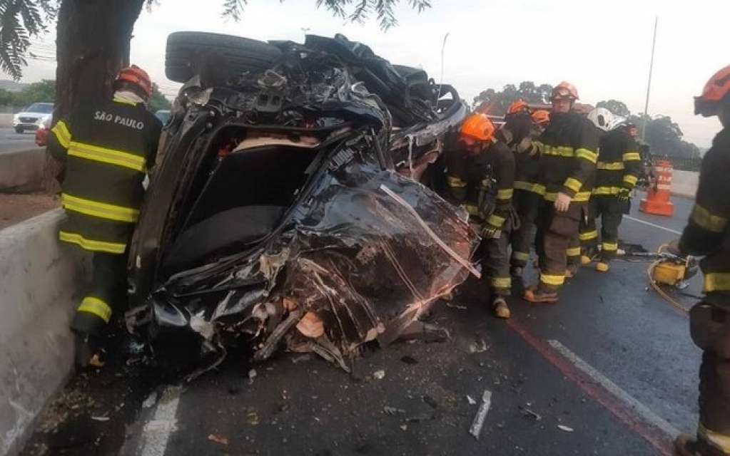 Jovem capota carro de luxo e interdita via na Zona Sul de São Paulo