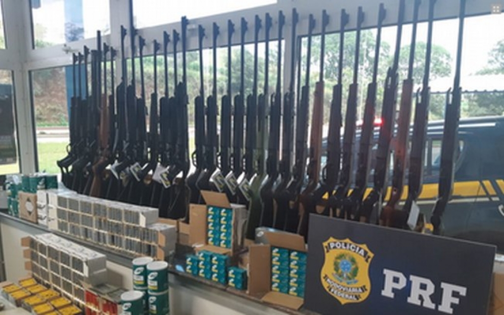 Armas, 15 mil munições e 6kg de pólvora: van com arsenal é apreendida em rodovia