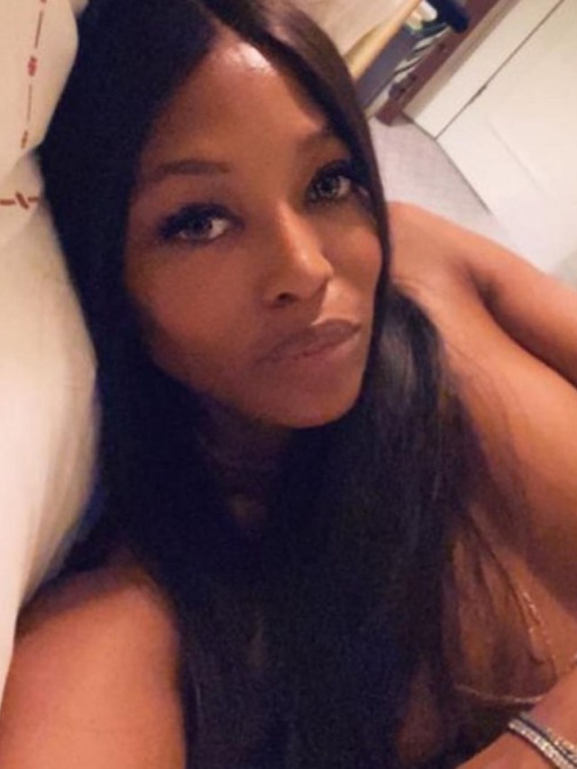 Modelo Naomi Campbell posta selfie fazendo topless