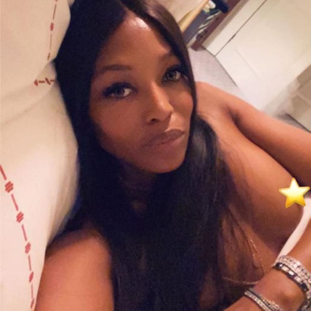 Modelo Naomi Campbell posta selfie fazendo topless Modelo Naomi Campbell posta selfie fazendo topless