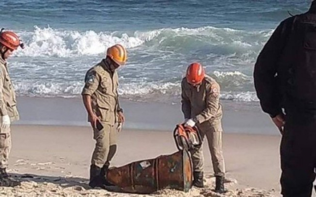 Corpo é encontrado dentro de tonel de ferro no litoral do Rio de Janeiro