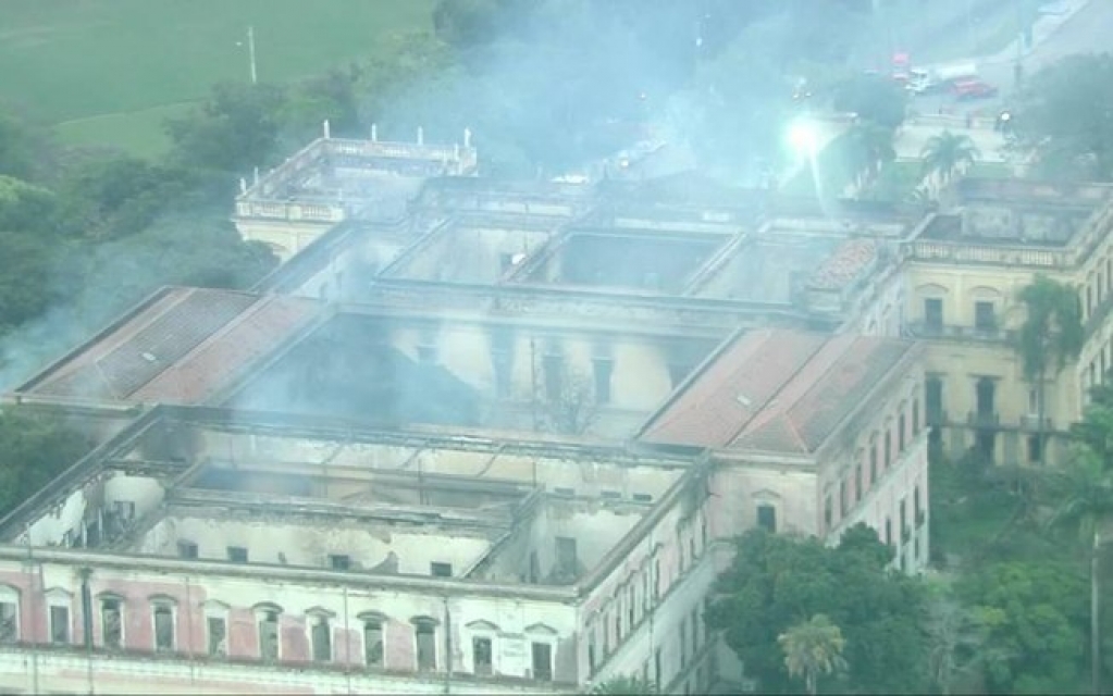 Cedae é multada por falta de água durante incêndio no Museu Nacional