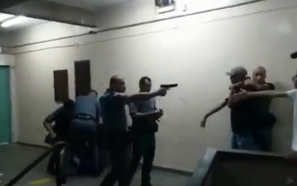 Chutes e arma em punho: policias agridem alunos em escola de São Paulo; assista