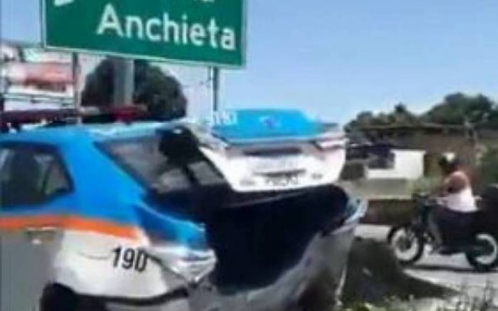 Carro de passeio bate em viatura da PM e deixa dois feridos; assista