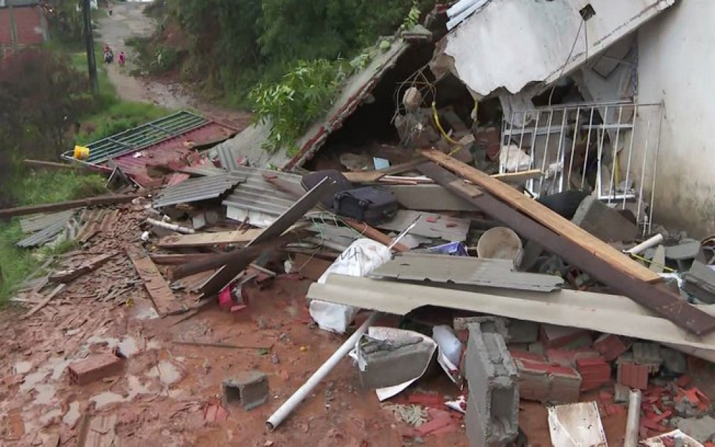 Criança morre após casa desabar durante chuvas na Grande São Paulo