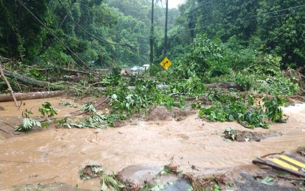 Rio-Santos é liberada após ficar 5 horas bloqueada por queda de barragem