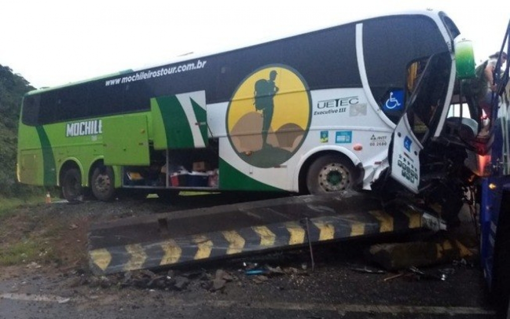 Ônibus de turismo perde o controle, sai da estrada e bate na BR-040