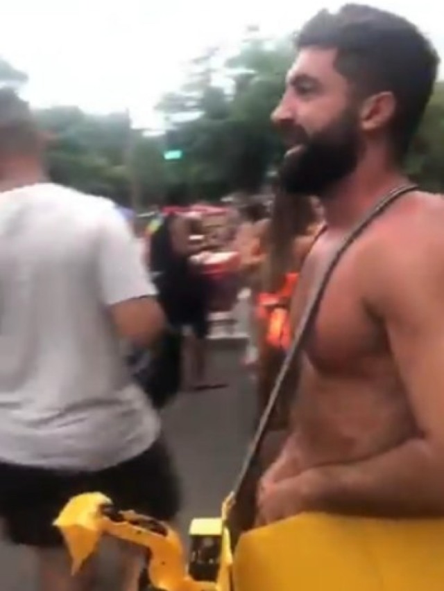 Folião fantasiado de Cid Gomes brinca com policiais no Rio; assista