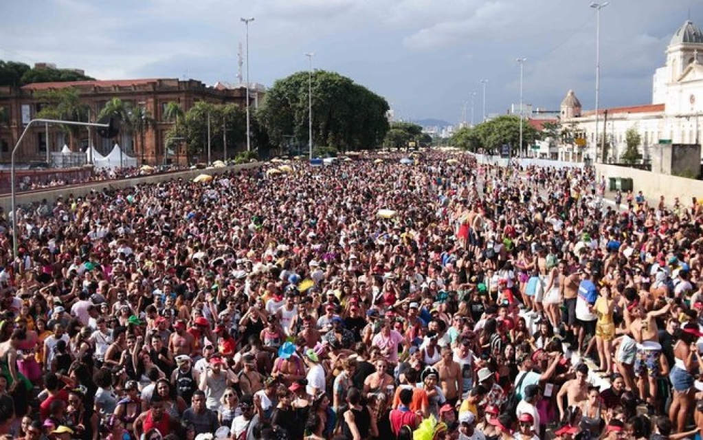 Folião é esfaqueado no Bloco Domingo Ela Não Vai