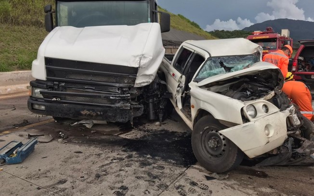 Acidente grave entre caminhão e caminhonete deixa 3 feridos em Minas Gerais