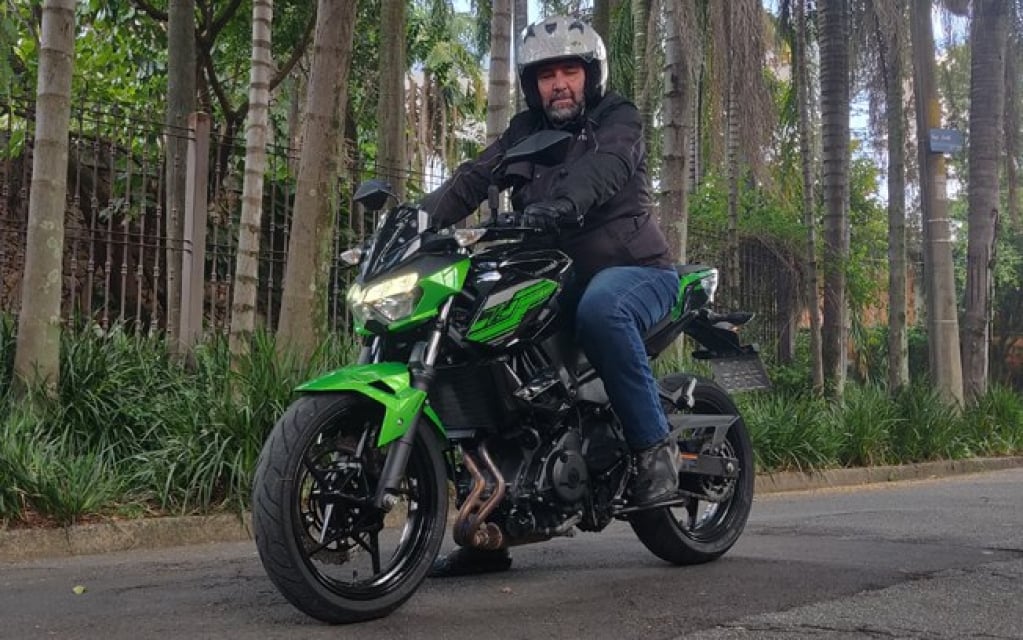 Kawasaki Z400, pilotagem tão tranquila quanto agressiva