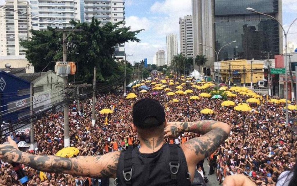 Jovem dá à luz bebê em bloco do pós-carnaval de São Paulo