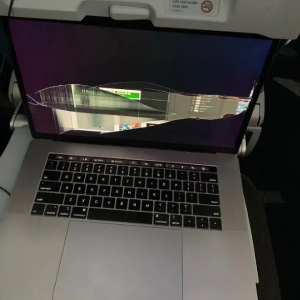 Quem paga? Passageiro quebra notebook ao reclinar poltrona no avião