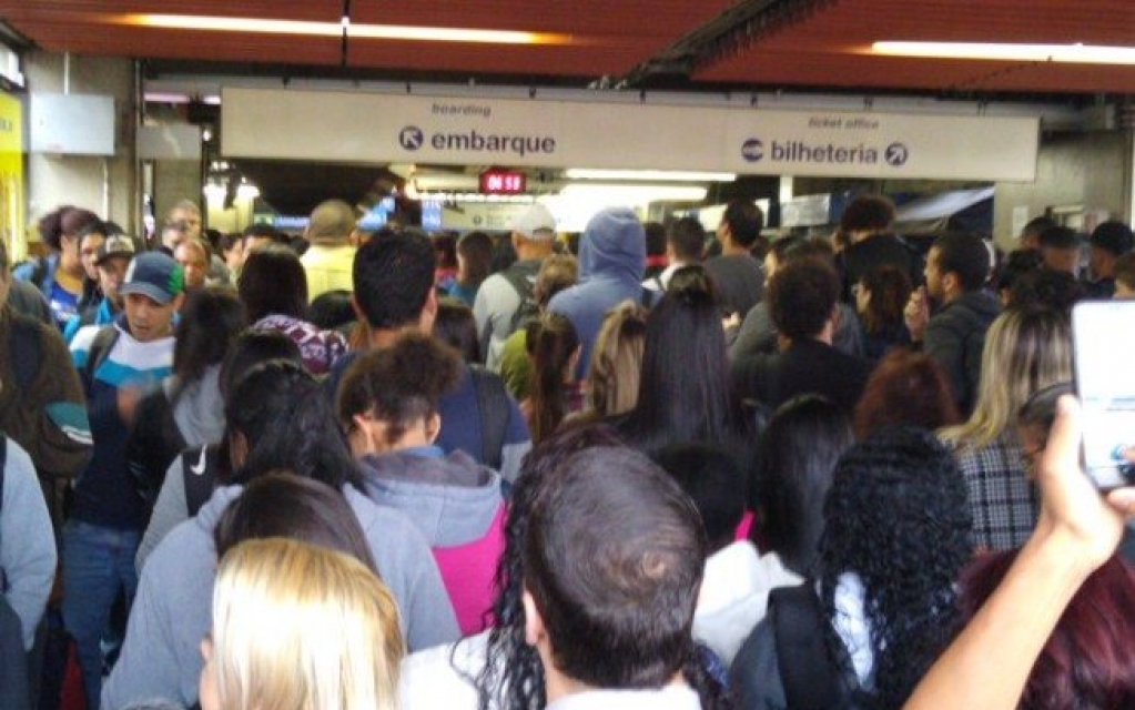 Linha Azul do metrô de São Paulo registra lentidão em horário de pico