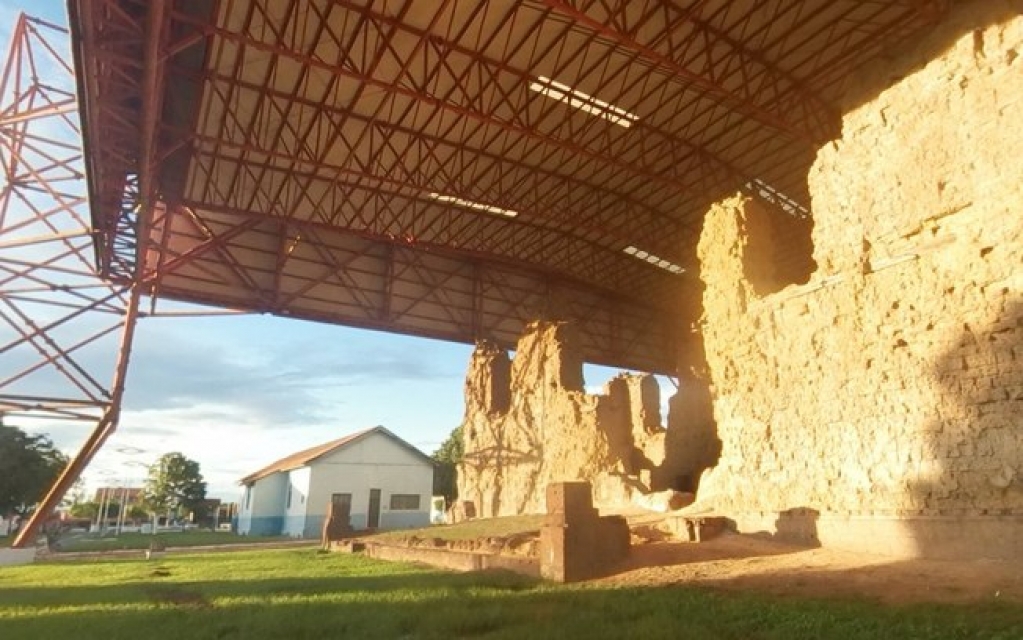 Homem invade igreja, joga hóstias e sacrário fora e foge com taças consagradas