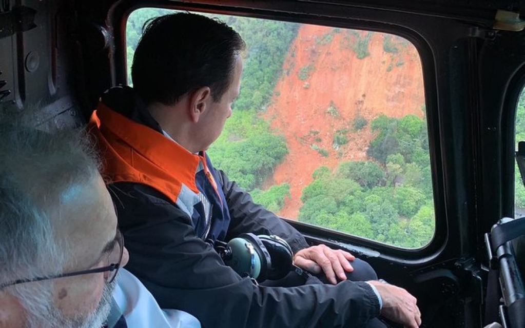 Governador sobrevoa áreas atingidas na Baixada Santista e determina força-tarefa