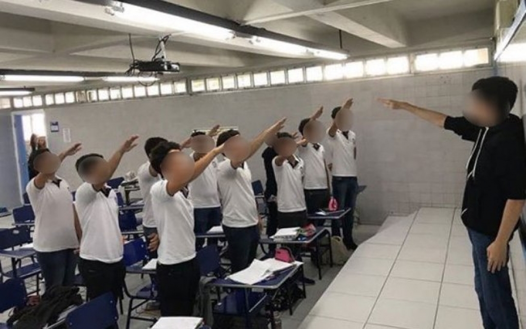 Foto mostra alunos fazendo saudação nazista em escola no Recife