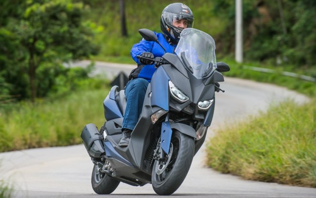 Yamaha XMax vai bem tanto na cidade quanto na estrada