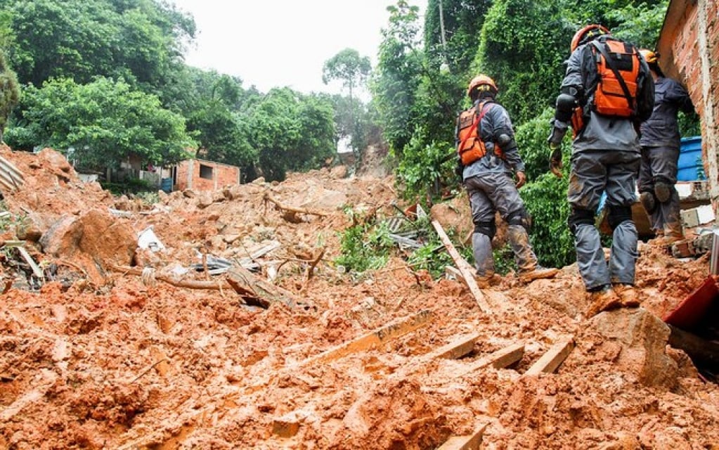 Número de mortos na Baixada Santista após chuva sobe para 42