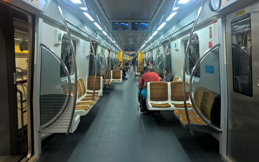 Linha 4 do metrô terá teatro para conscientização do uso do assento preferencial