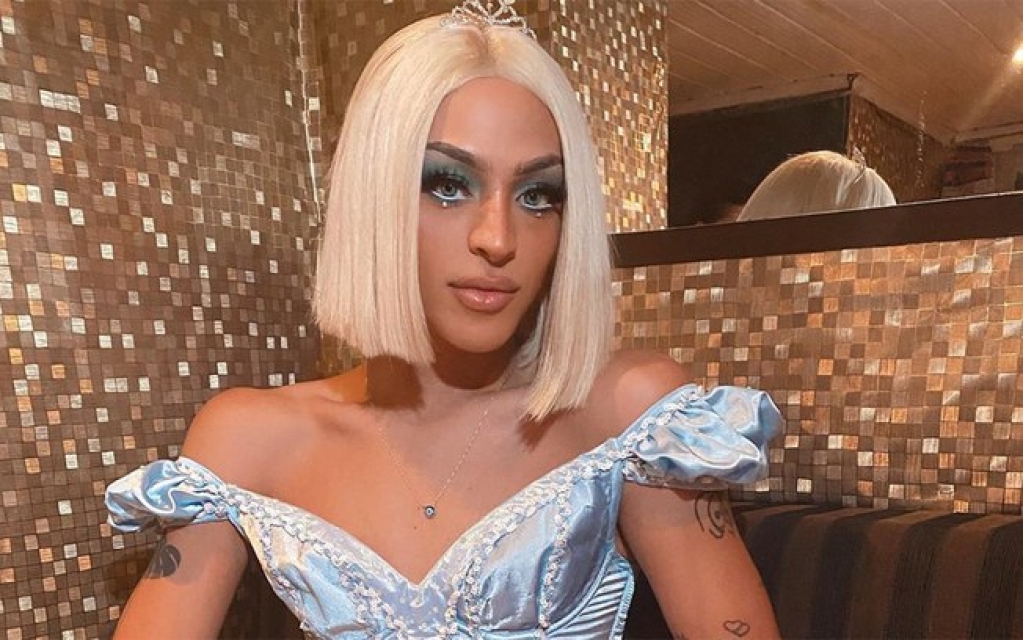 De calcinha sensual, Pabllo Vittar cai na dança e rebola muito