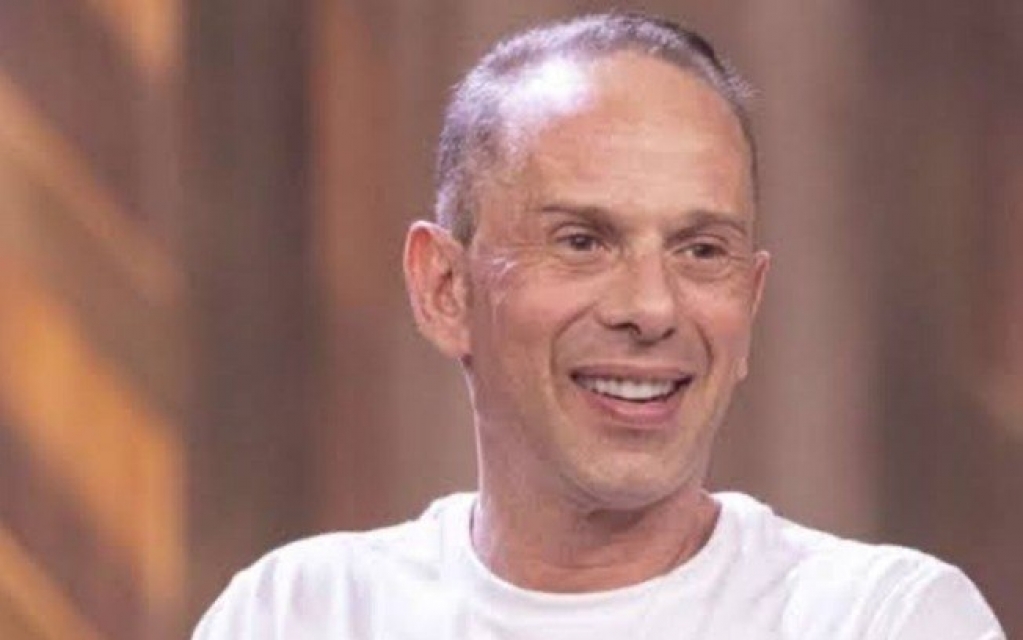 Rafael Ilha toma as dores de Simony e dá alfinetadas em Dudu Camargo