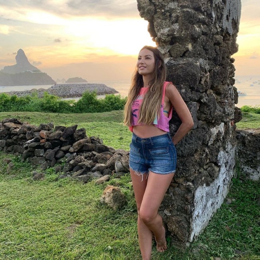 Patrícia Poeta ignora pandemia e ostenta barriga chapada em Noronha Patrícia Poeta ignora pandemia e ostenta barriga chapada em Noronha