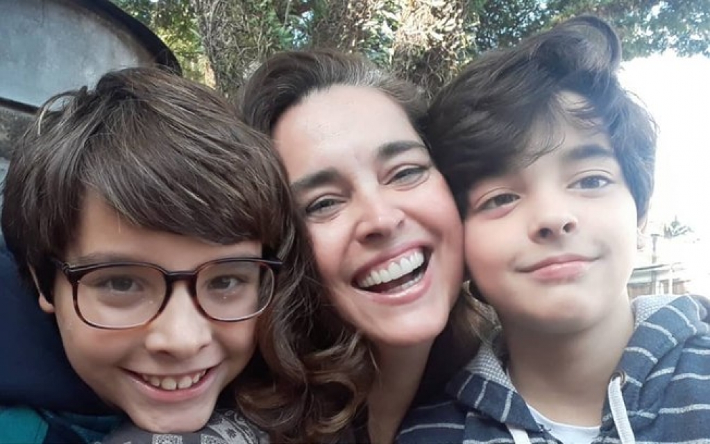 Atriz da Globo mostra filhos em "escola caseira" devido ao coronavírus