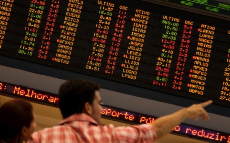 Bolsa de Valores continua em forte queda após interromper negociações