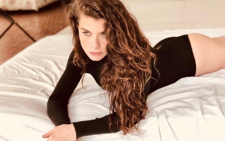 Alinne Moraes rebate críticas sobre Bolsonaro e expõe infância pobre Alinne Moraes rebate críticas sobre Bolsonaro e expõe infância pobre