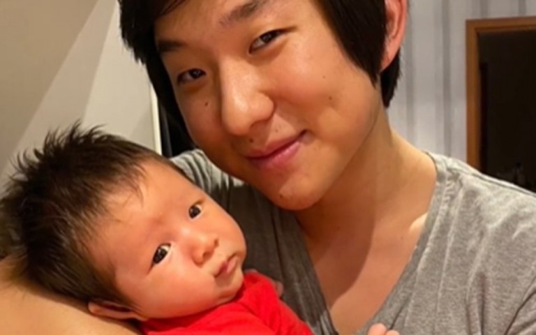 Pyong se emociona ao conhecer o filho e cai no choro