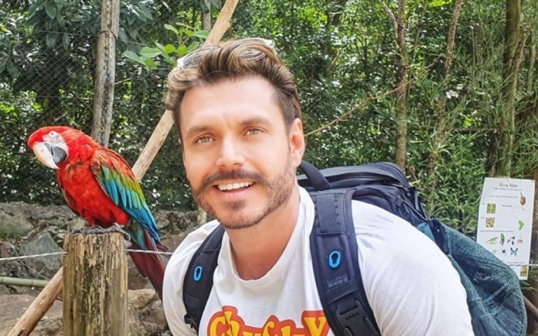 Apresentador da RedeTV! é chantageado por vídeo íntimo, diz jornalista