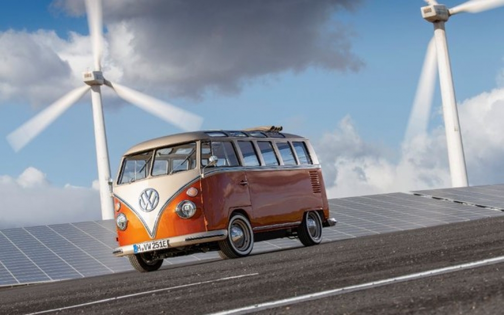 Kombi de 1966 recebe motorização elétrica; veja a galeria