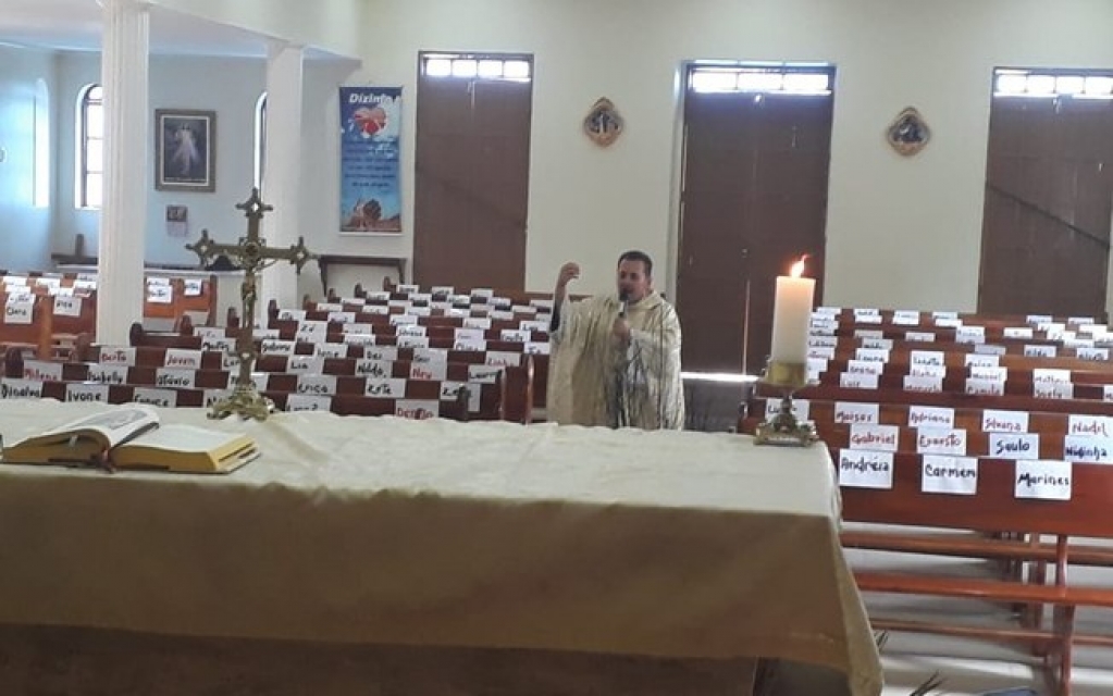 Padre coloca 480 nomes de fiéis nos bancos da igreja durante missa pela internet