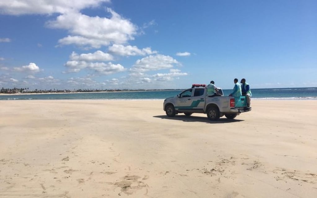 Praia de Porto de Galinhas é fechada após turistas desrespeitarem decreto