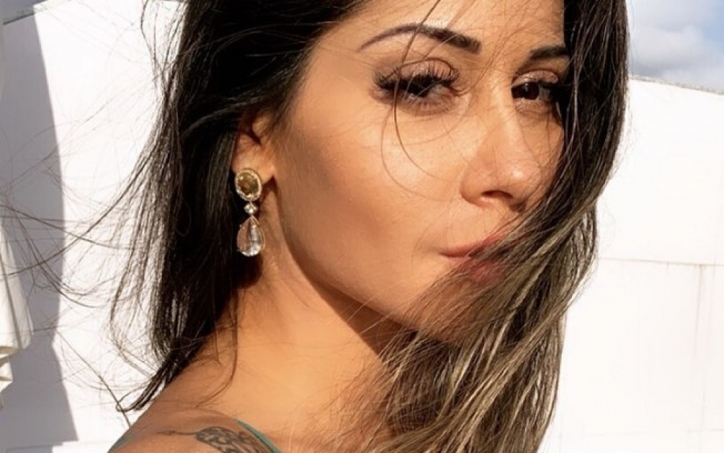 De shortinho, Mayra Cardi se joga na faxina e brinca: "Está doendo até a vulva" De shortinho, Mayra Cardi se joga na faxina e brinca: "Está doendo até a vulva"
