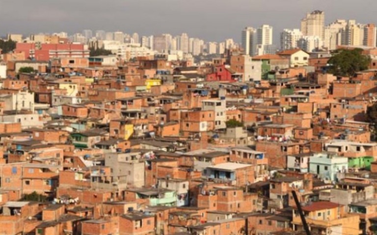 Carros de som percorrem periferias de São Paulo alertando para ficar em casa