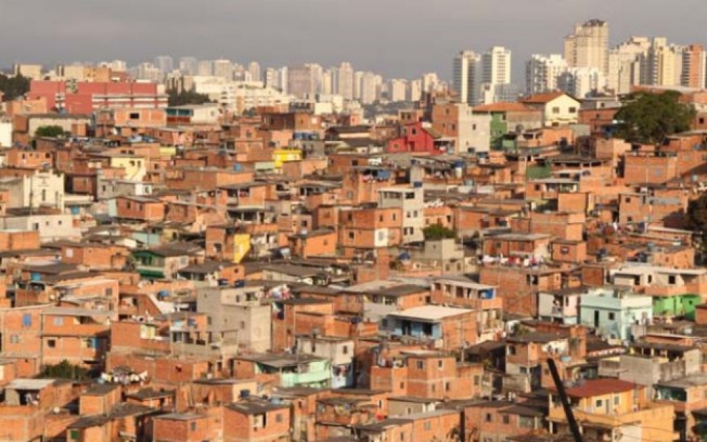 Carros de som percorrem periferias de São Paulo alertando para ficar em casa