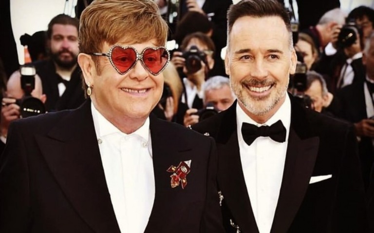 Elton John comemora 73 anos em isolamento pelo coronavírus