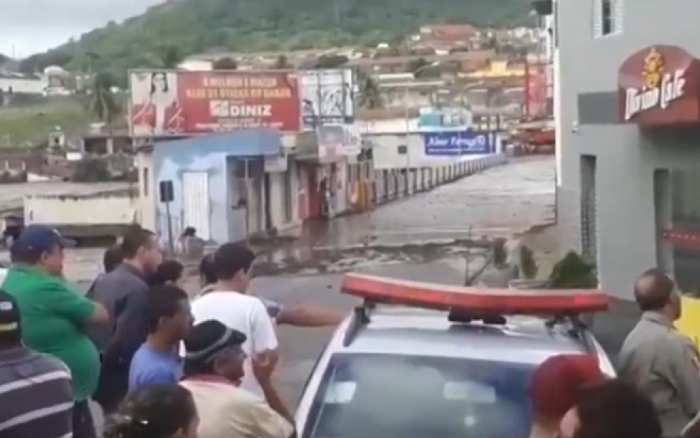 Chuva forte faz rio transbordar e deixa desabrigados no Sertão de Alagoas