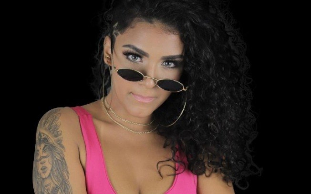 Mc Bianca vibra com o sucesso do hit "Tudo no Sigilo"