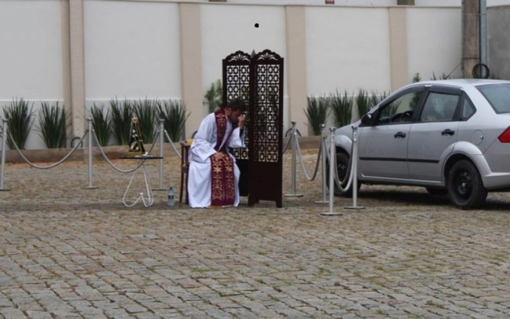 Para manter distanciamento social, padre em SC faz ‘drive thru’ de confissões