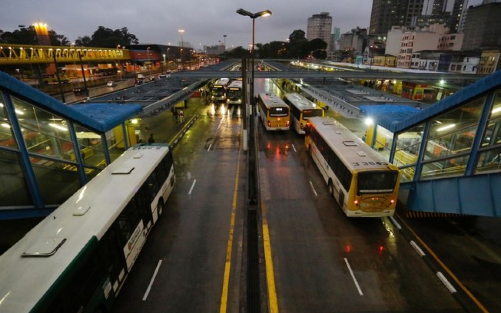 SPtrans pinta faixas nos terminais para garantir distanciamento nas filas