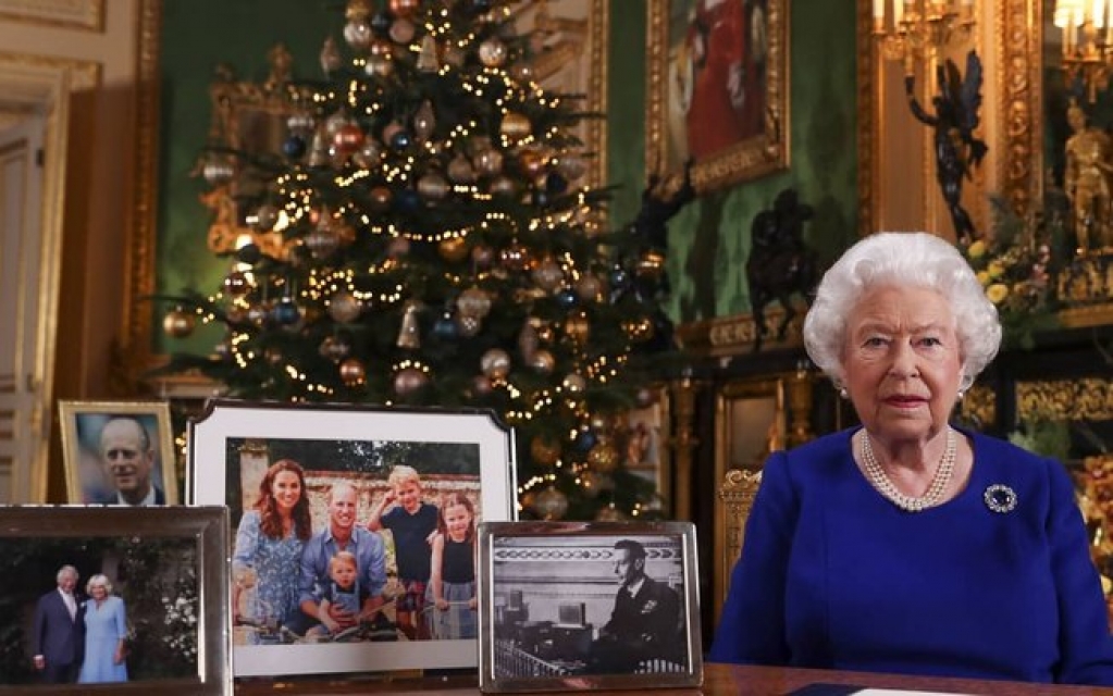 Rainha Elizabeth II cita "tempos de guerra" em pronunciamento sobre Covid-19