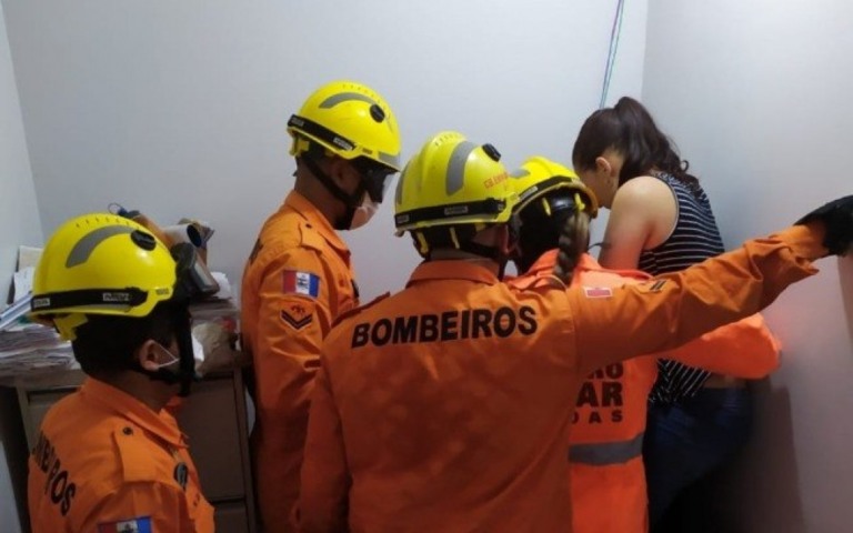 Bombeiros são acionados após mulher prender braço em cofre de lotérica