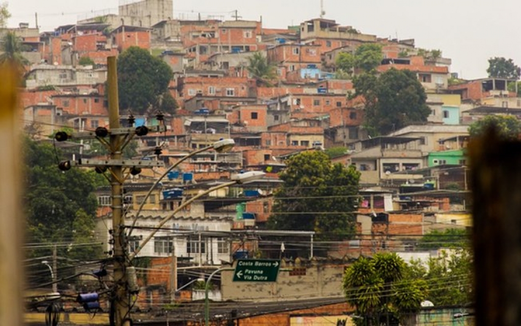 Moradores de favelas relatam desabastecimento e medo da covid-19