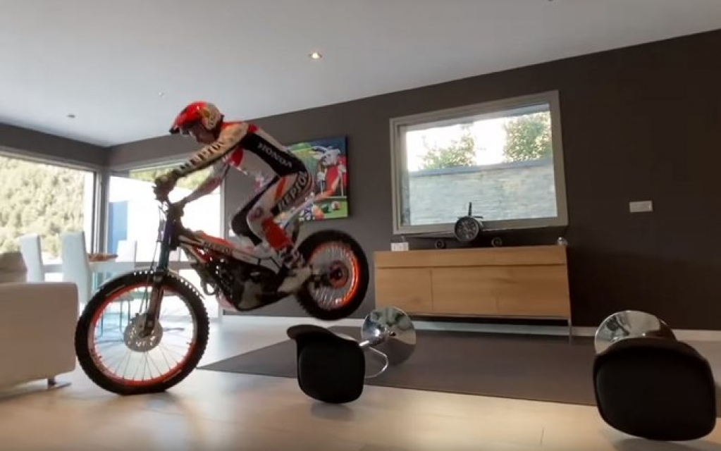 Multicampeão de Trial Toni Bou pilota sua moto dentro de casa na quarentena