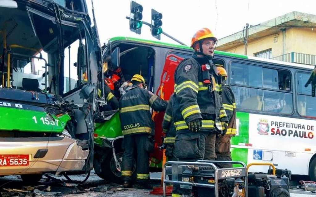 Ônibus colidem e deixam ao menos 13 feridos em São Paulo