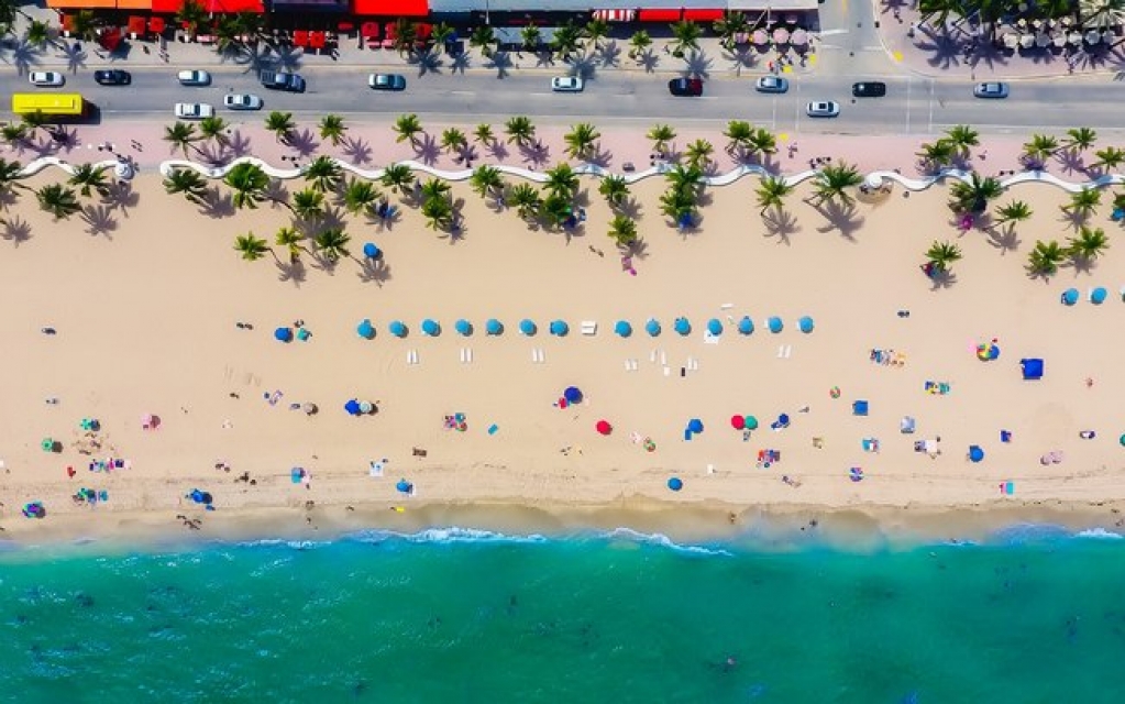 Relaxar na praia no meio da quarentena? Veja como é possível