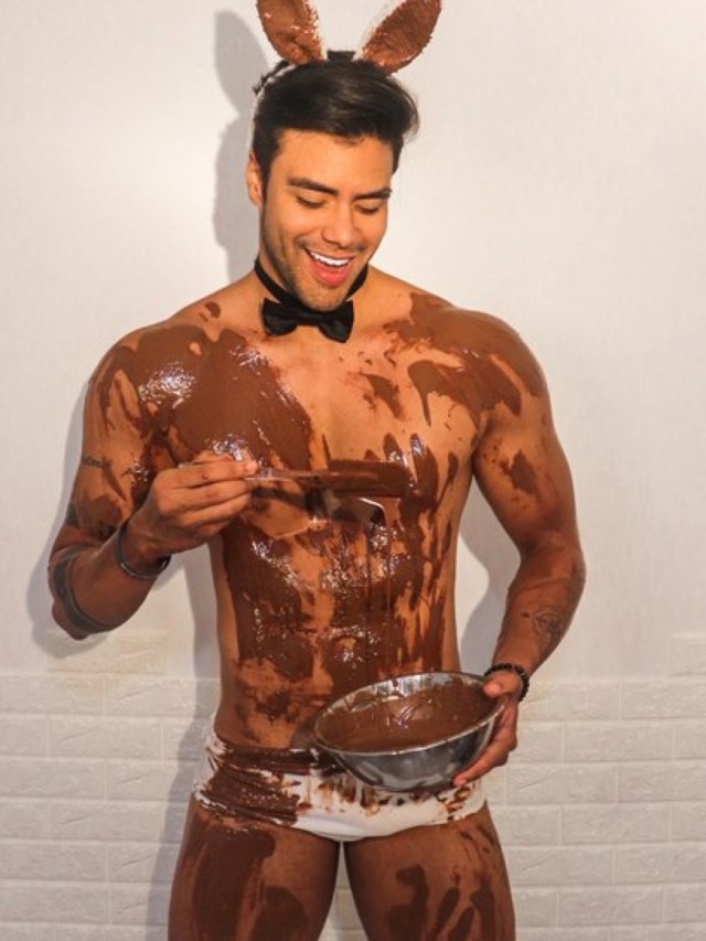 Mister Brasil faz ensaio sexy lambuzado de chocolate para a Páscoa